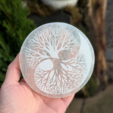 Indlæs billede til gallerivisning Selenit plade med yin yang/ livets træ