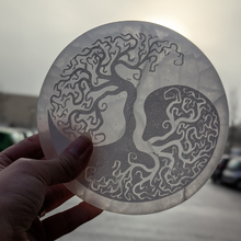 Indlæs billede til gallerivisning Selenit plade med yin yang/ livets træ