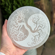 Indlæs billede til gallerivisning Selenit plade med yin yang/ livets træ