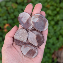 Load image into Gallery viewer, Shiva lingam nussesten