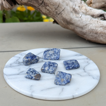 Indlæs billede til gallerivisning Sodalit i kvarts lommesten