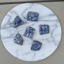 Indlæs billede til gallerivisning Sodalit i kvarts lommesten