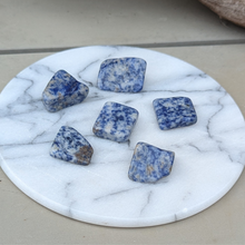 Indlæs billede til gallerivisning Sodalit i kvarts lommesten