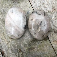 Indlæs billede til gallerivisning Turmalineret Kvarts palmstones