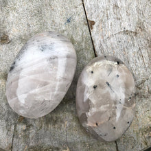 Indlæs billede til gallerivisning Turmalineret Kvarts palmstones