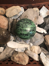 Indlæs billede til gallerivisning Rubin Fuchsit Kugle - 5,5 - 6 cm