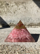 Indlæs billede til gallerivisning Pyramide I Resin Med Rosakvarts
