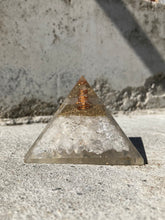 Indlæs billede til gallerivisning Pyramide I Resin Med Bjergkrystal
