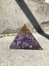 Indlæs billede til gallerivisning Pyramide I Resin Med Ametyst
