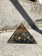 Indlæs billede til gallerivisning Pyramide I Resin Med Labradorit
