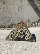 Indlæs billede til gallerivisning Pyramide I Resin Med Dalmatiner Jaspis

