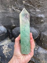 Load image into Gallery viewer, 💚 Grøn Fluorit Tårn | 640 g | 19,2 cm | Naturlig Fluorit Krystal
