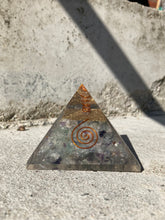 Indlæs billede til gallerivisning Pyramide I Resin Med Fluorit
