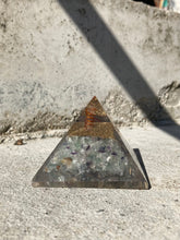 Indlæs billede til gallerivisning Pyramide I Resin Med Fluorit
