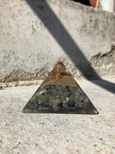 Indlæs billede til gallerivisning Pyramide I Resin Med Labradorit
