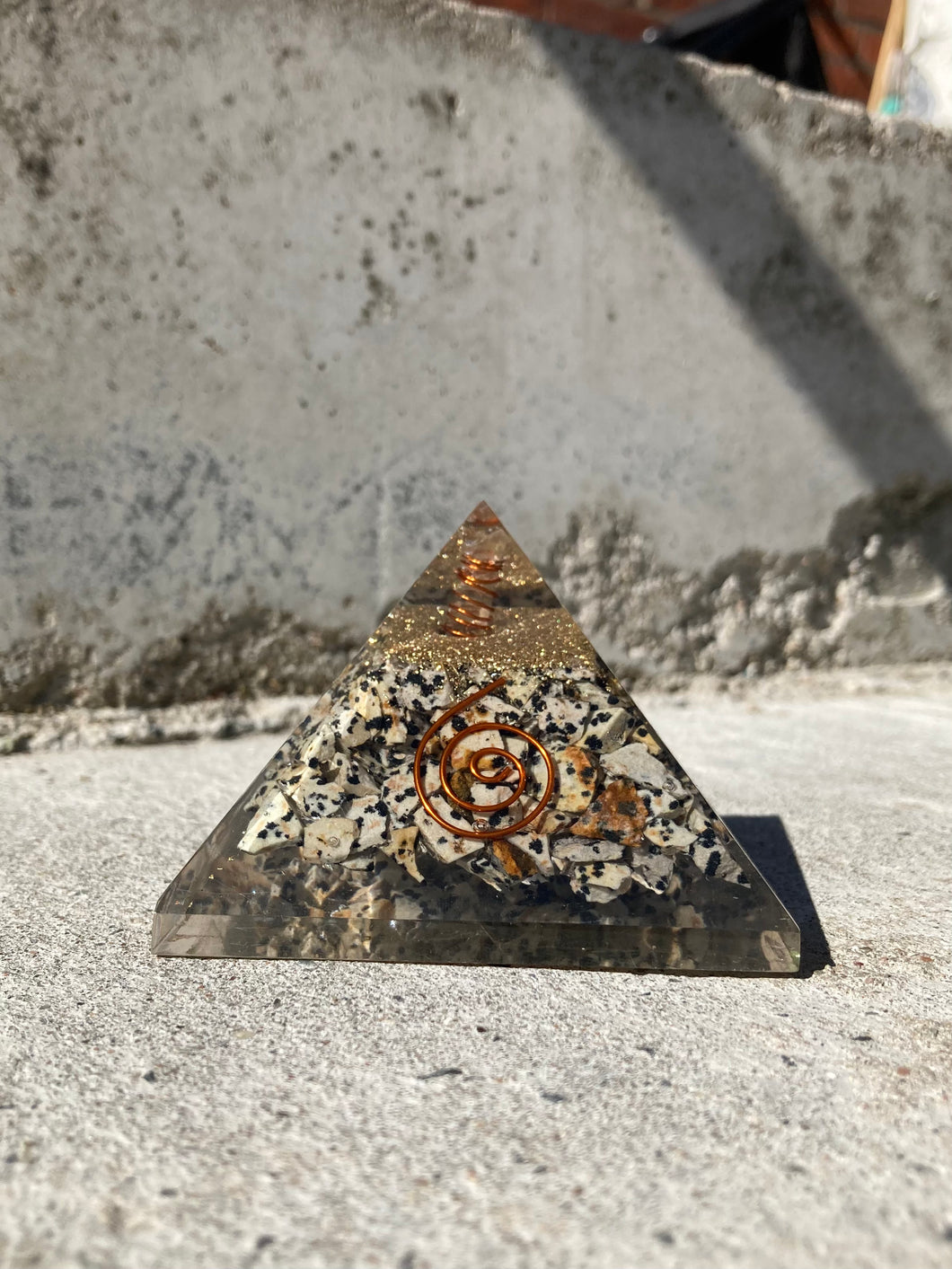 Pyramide I Resin Med Dalmatiner Jaspis