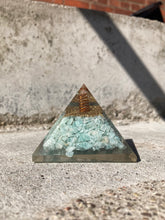Indlæs billede til gallerivisning Pyramide I Resin Med Amazonit
