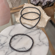 Indlæs billede til gallerivisning Armbånd i hæmatit med 4mm perler

