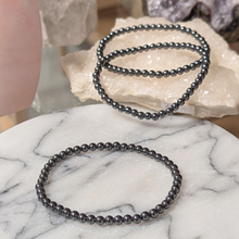 Indlæs billede til gallerivisning Armbånd i hæmatit med 4mm perler
