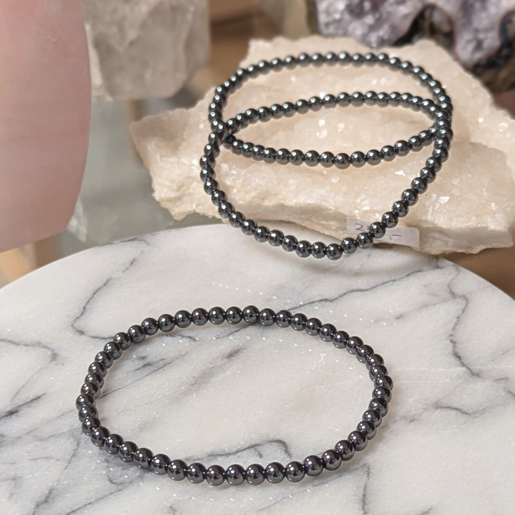 Armbånd i hæmatit med 4mm perler