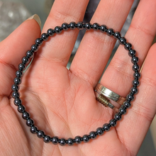 Indlæs billede til gallerivisning Armbånd i hæmatit med 4mm perler
