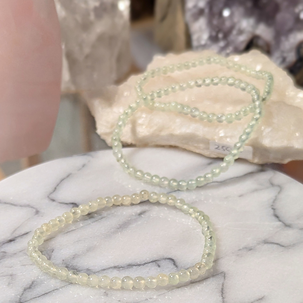 Prehnit armbånd med 4 mm perler