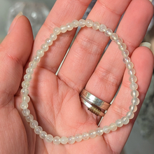 Load image into Gallery viewer, Prehnit armbånd med 4 mm perler
