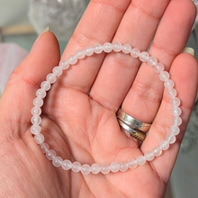 Indlæs billede til gallerivisning Armbånd i lys rosakvarts 4 mm perler
