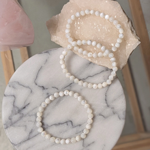 Indlæs billede til gallerivisning Shell armbånd med 6 mm perler
