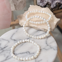 Indlæs billede til gallerivisning Shell armbånd med 6 mm perler
