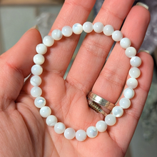 Indlæs billede til gallerivisning Shell armbånd med 6 mm perler
